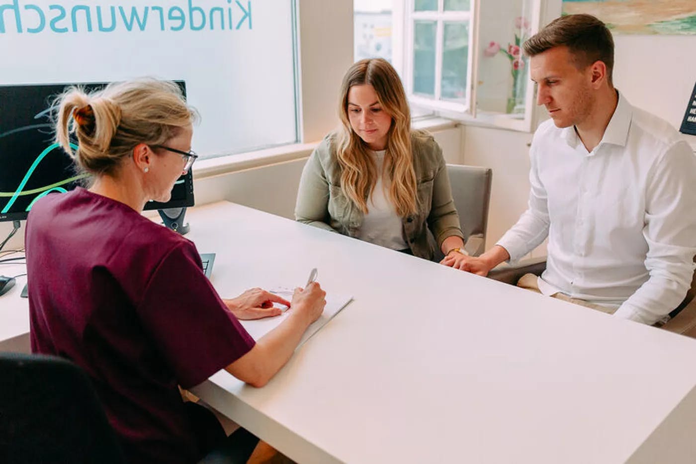 Doctor consults a couple at TFP fertility klagenfurt 
